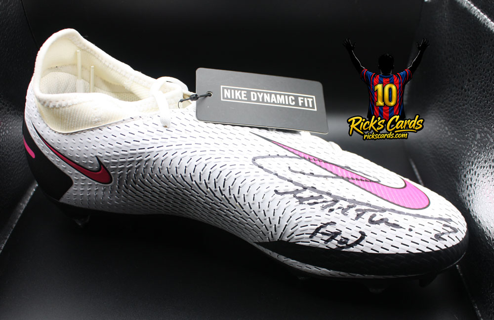 2020 Lautaro Autographed Nike Phantom GT Academy Pair